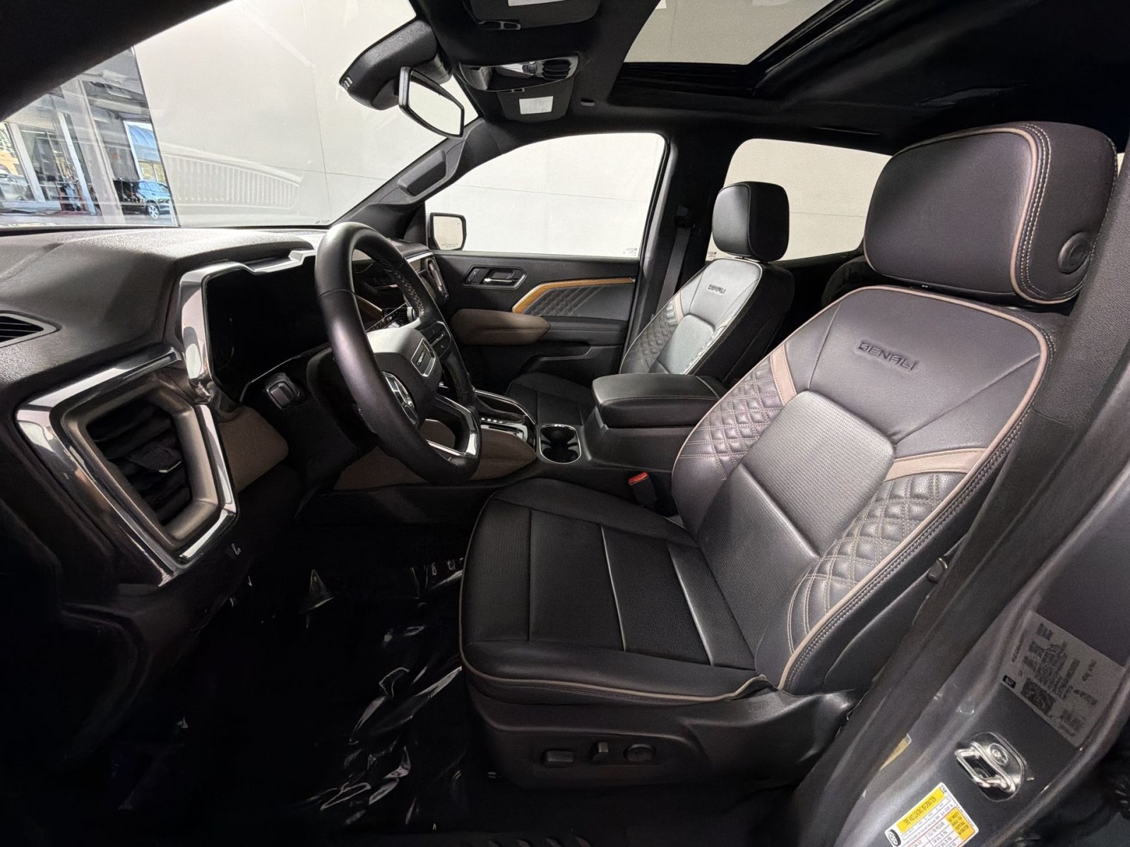 Used 2024 GMC Canyon Denali AWD/4WD image 13
