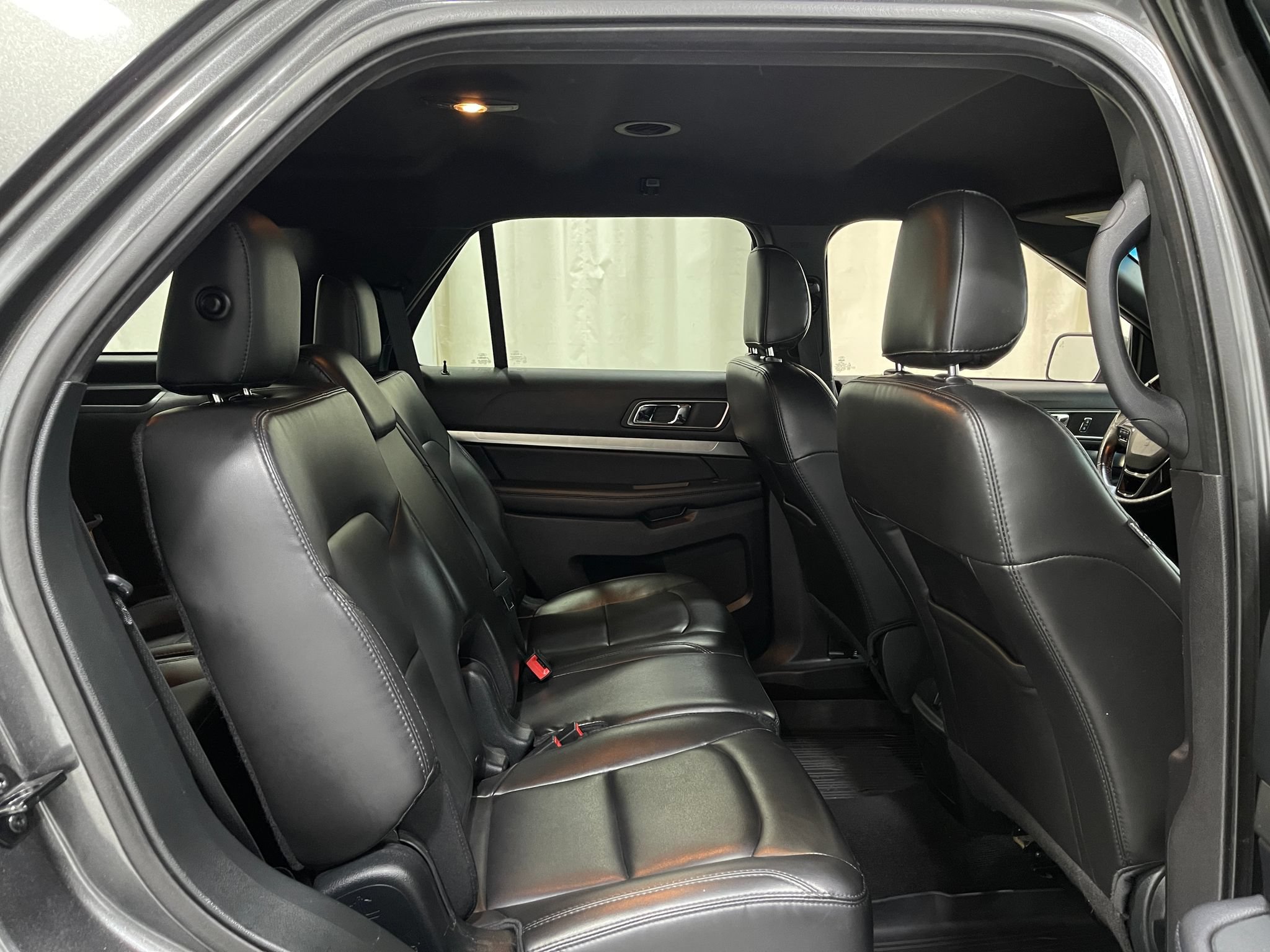 Used 2019 Ford Explorer XLT w/ Equipment Group 202A AWD/4WD image 32