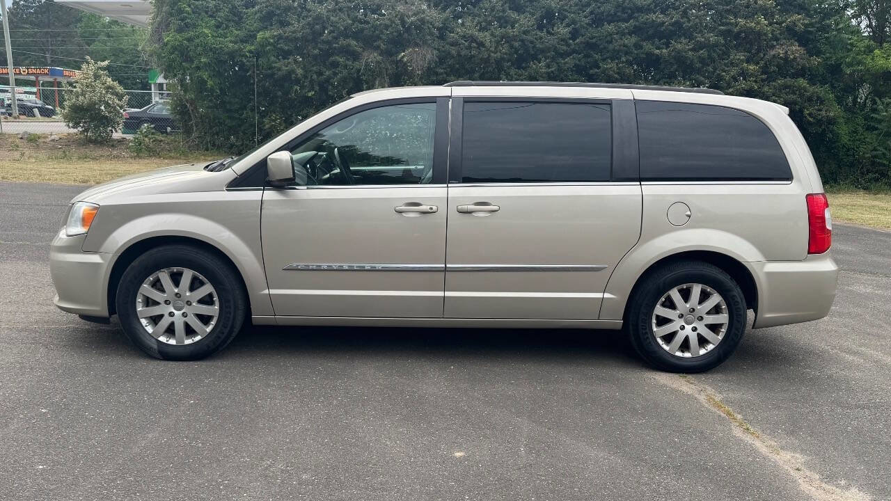 Used 2014 Chrysler Town & Country Touring FWD image 5