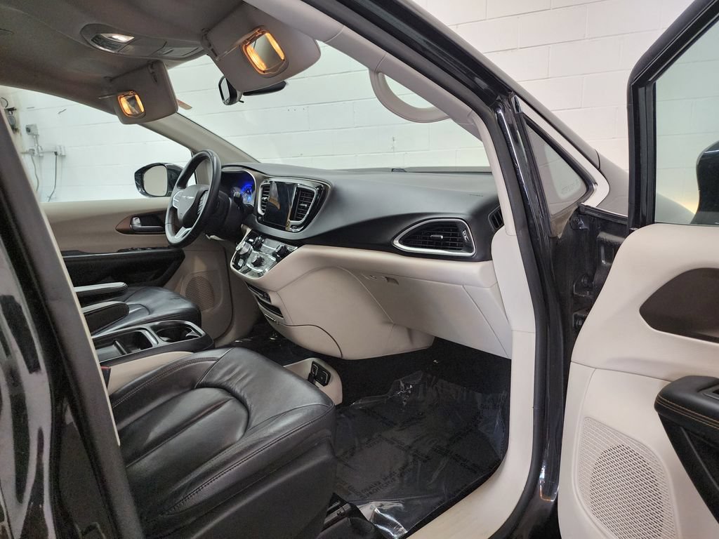 Used 2017 Chrysler Pacifica Touring-L FWD image 32