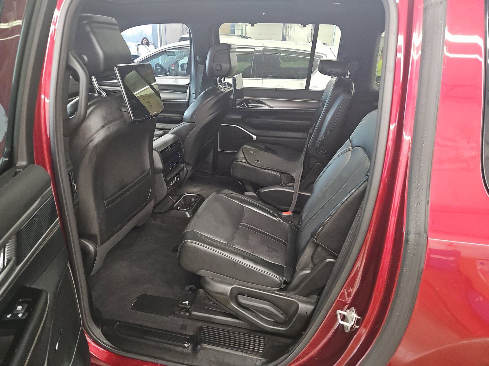 Used 2025 Jeep Wagoneer L Series II w/ Convenience Group I image 13