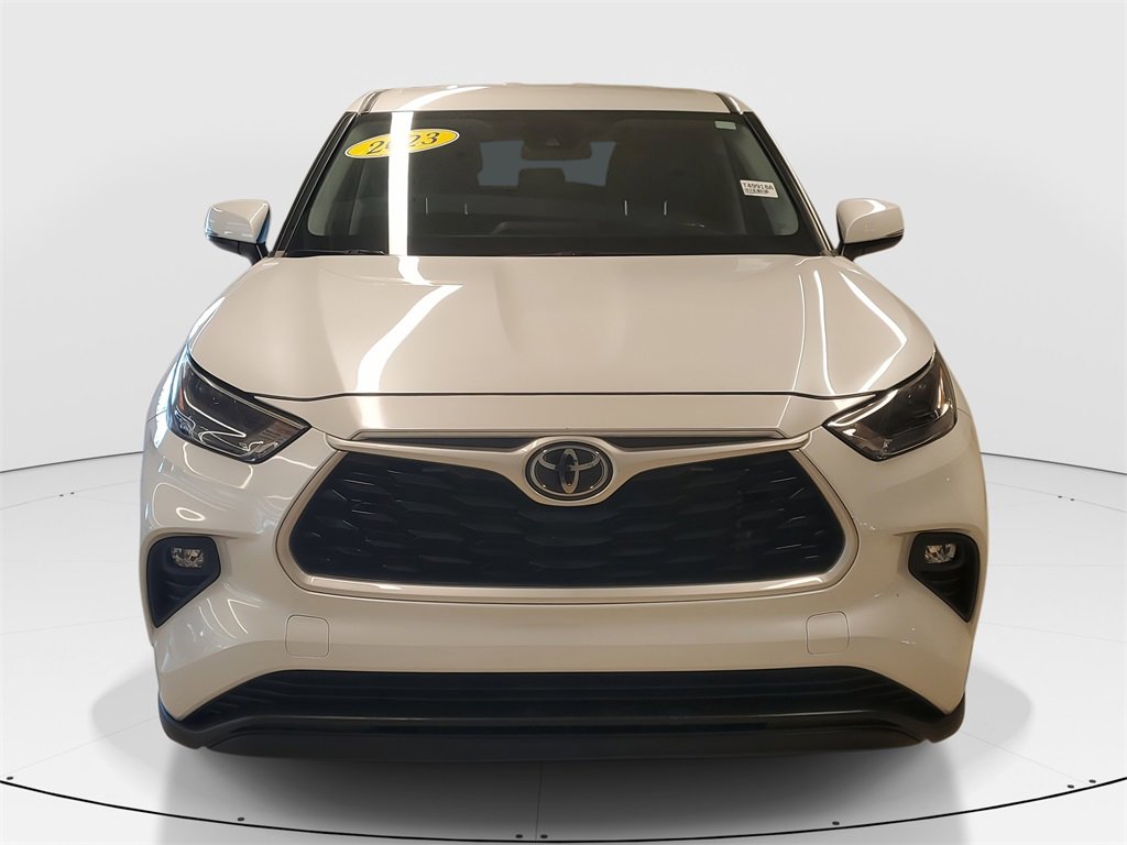 Used 2023 Toyota Highlander LE image 2