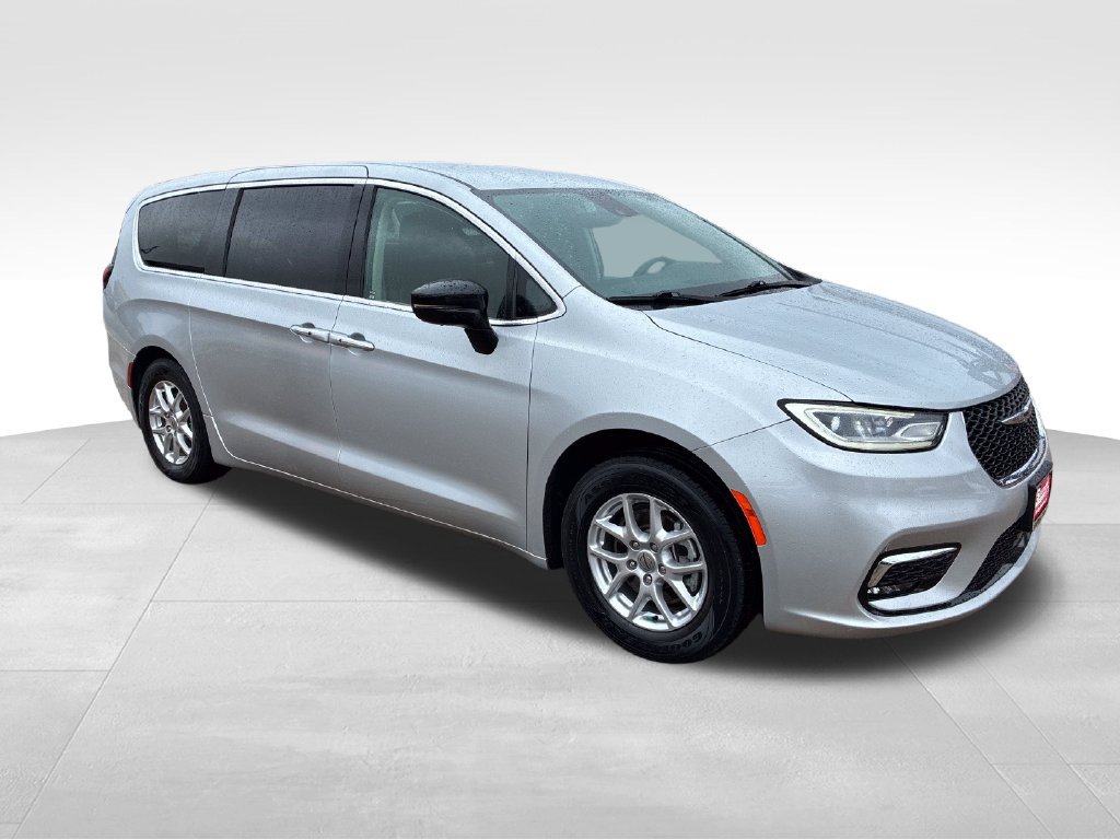 Used 2024 Chrysler Pacifica Touring-L FWD image 8