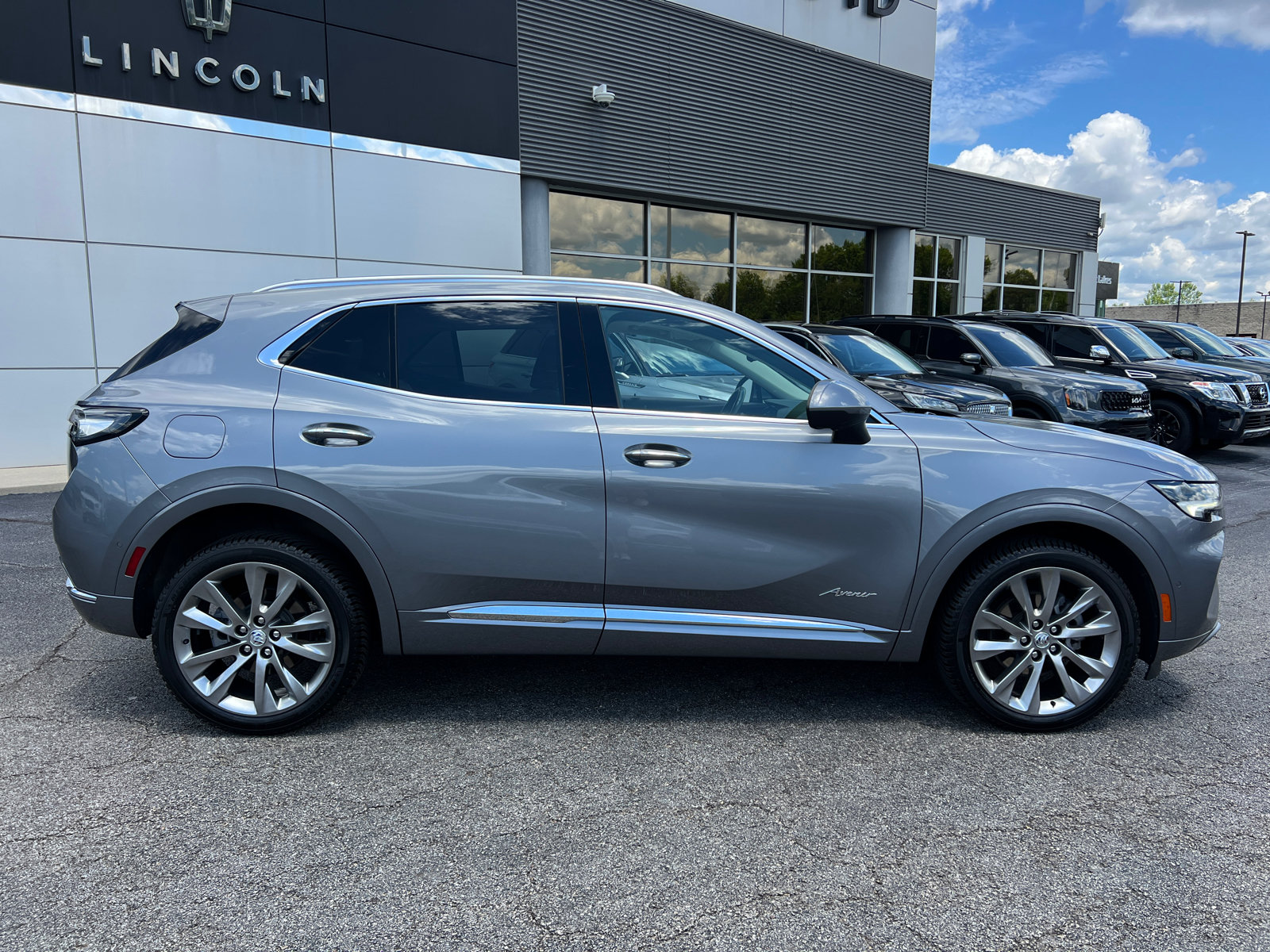 Used 2022 Buick Envision Avenir w/ Technology Package II FWD image 9