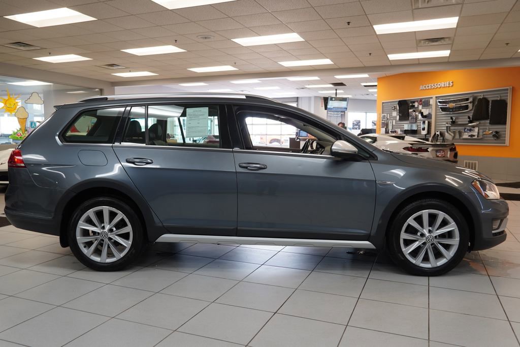 Used 2017 Volkswagen Golf Alltrack image 16