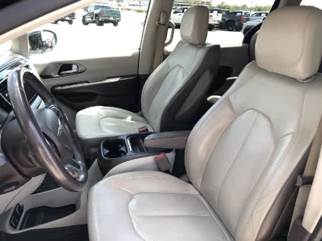 Used 2017 Chrysler Pacifica Touring-L FWD image 10