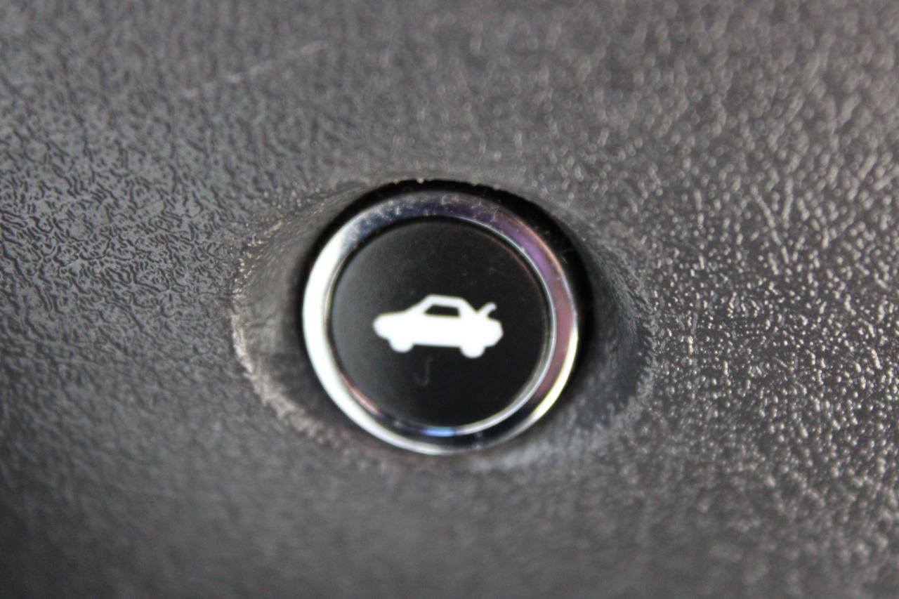 Used 2014 Dodge Challenger SXT RWD image 31