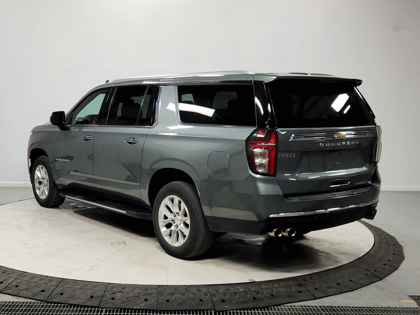 Used 2023 Chevrolet Suburban Premier image 6