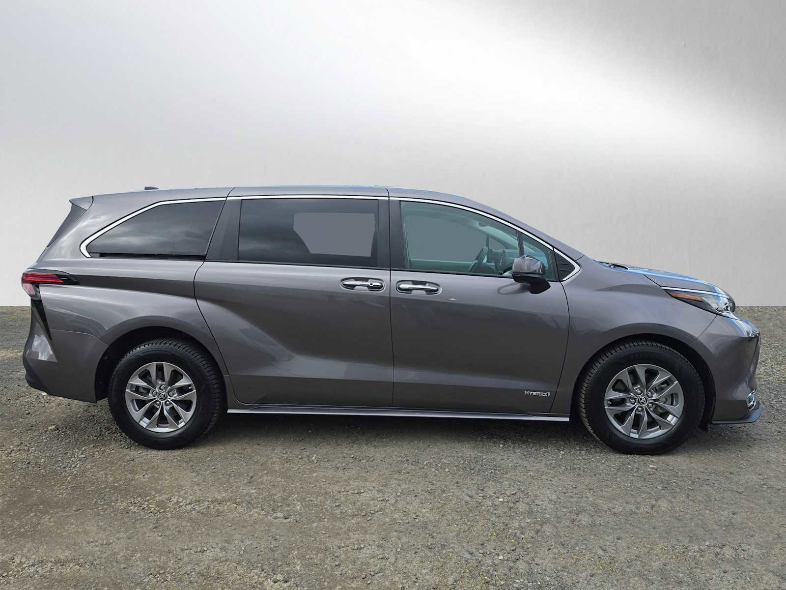 Certified 2021 Toyota Sienna XLE AWD/4WD image 2