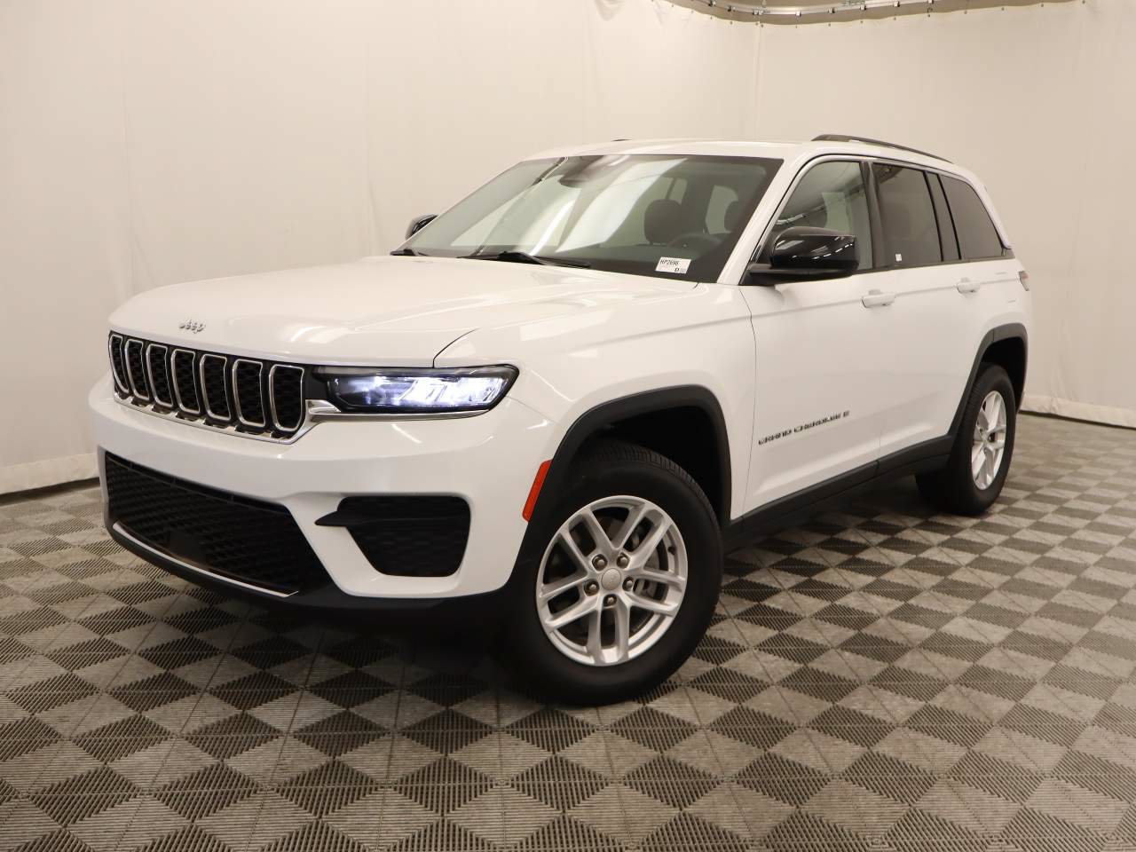 Used 2023 Jeep Grand Cherokee Laredo w/ Luxury Tech Group I