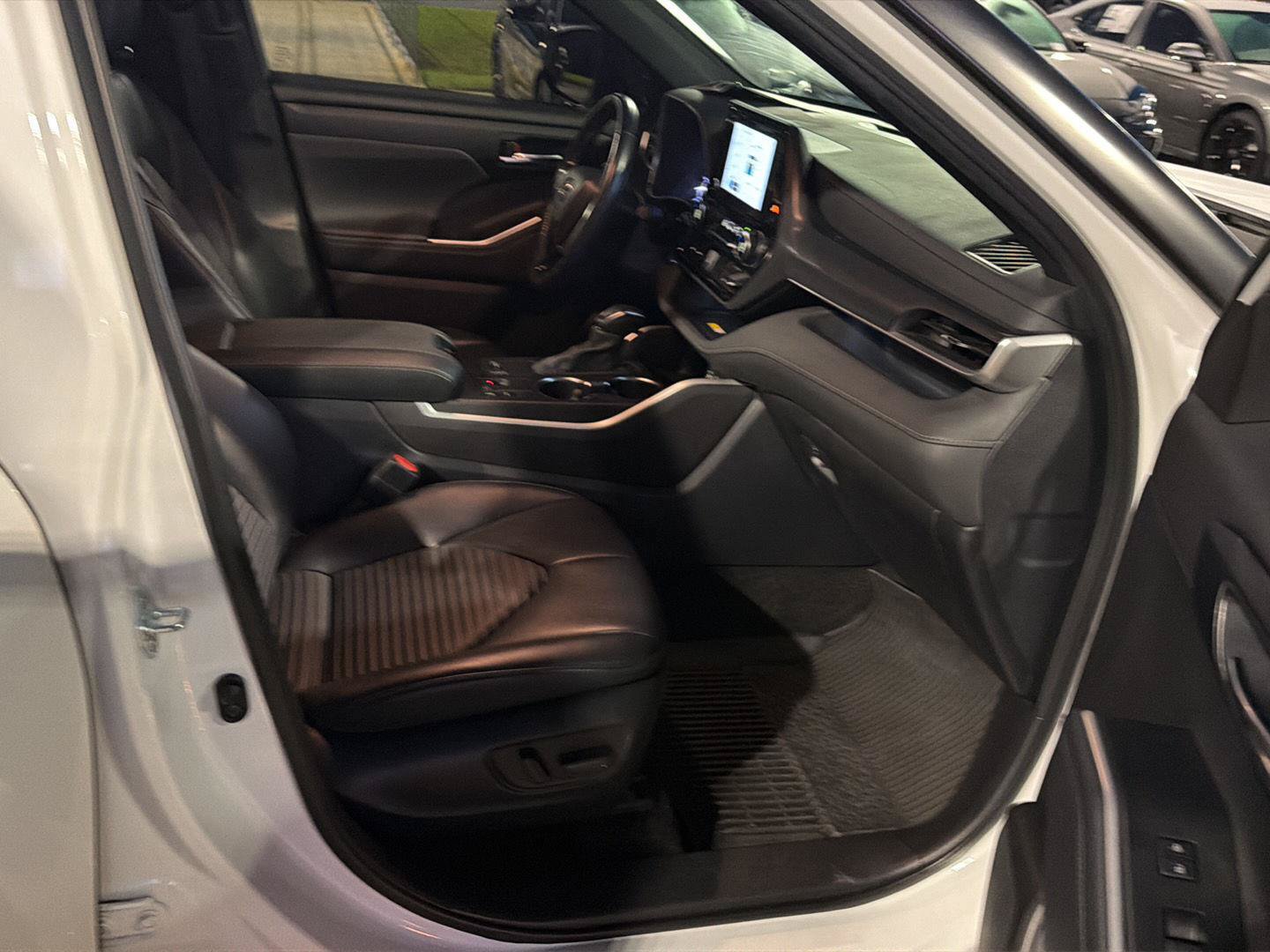 Used 2024 Toyota Highlander XSE FWD image 14