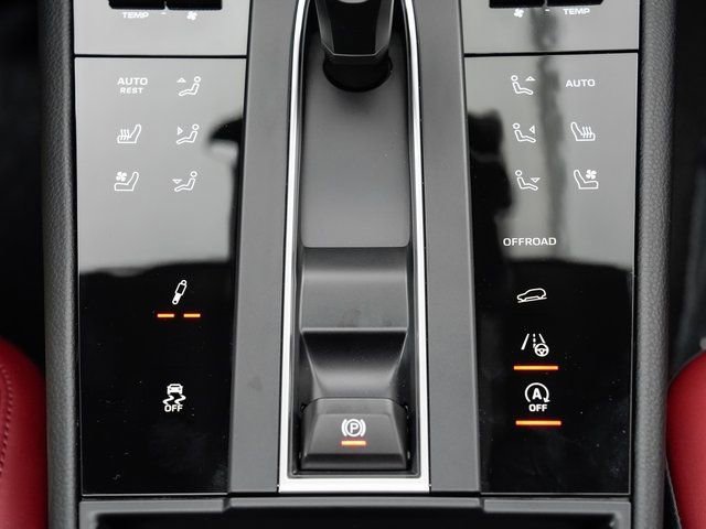 Certified 2025 Porsche Macan AWD/4WD image 22