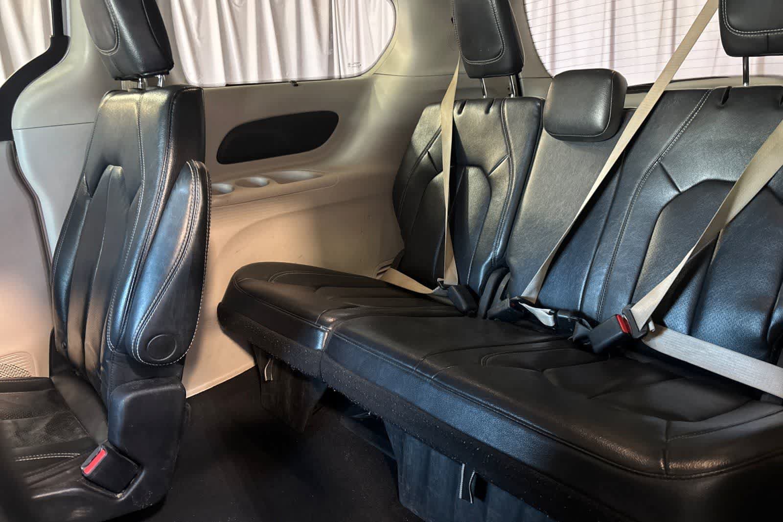 Used 2022 Chrysler Pacifica Touring-L FWD image 17