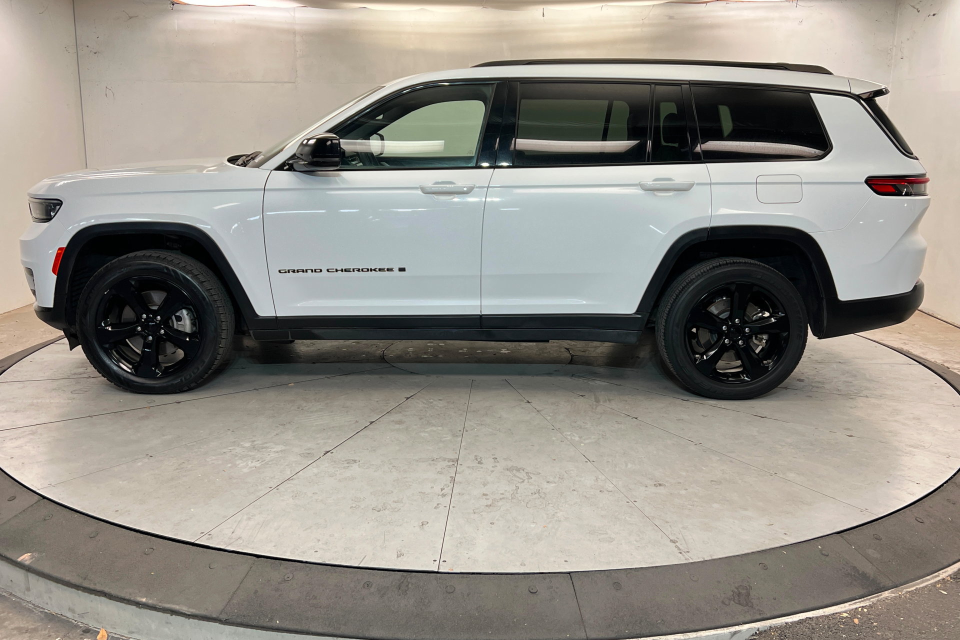 Used 2023 Jeep Grand Cherokee L Laredo AWD/4WD image 2