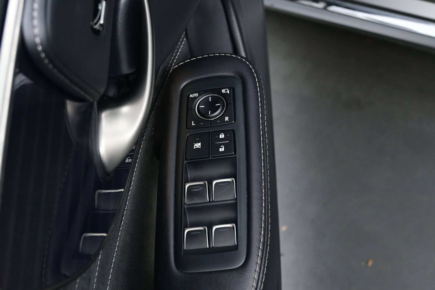 Used 2019 Lexus LS 500 AWD w/ Accessory Package (Z2) image 10
