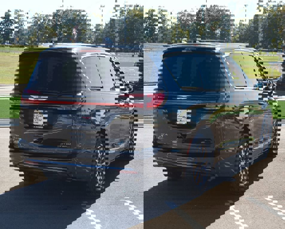 Used 2022 Chrysler Pacifica Limited w/ Uconnect Theater Family Group image 23