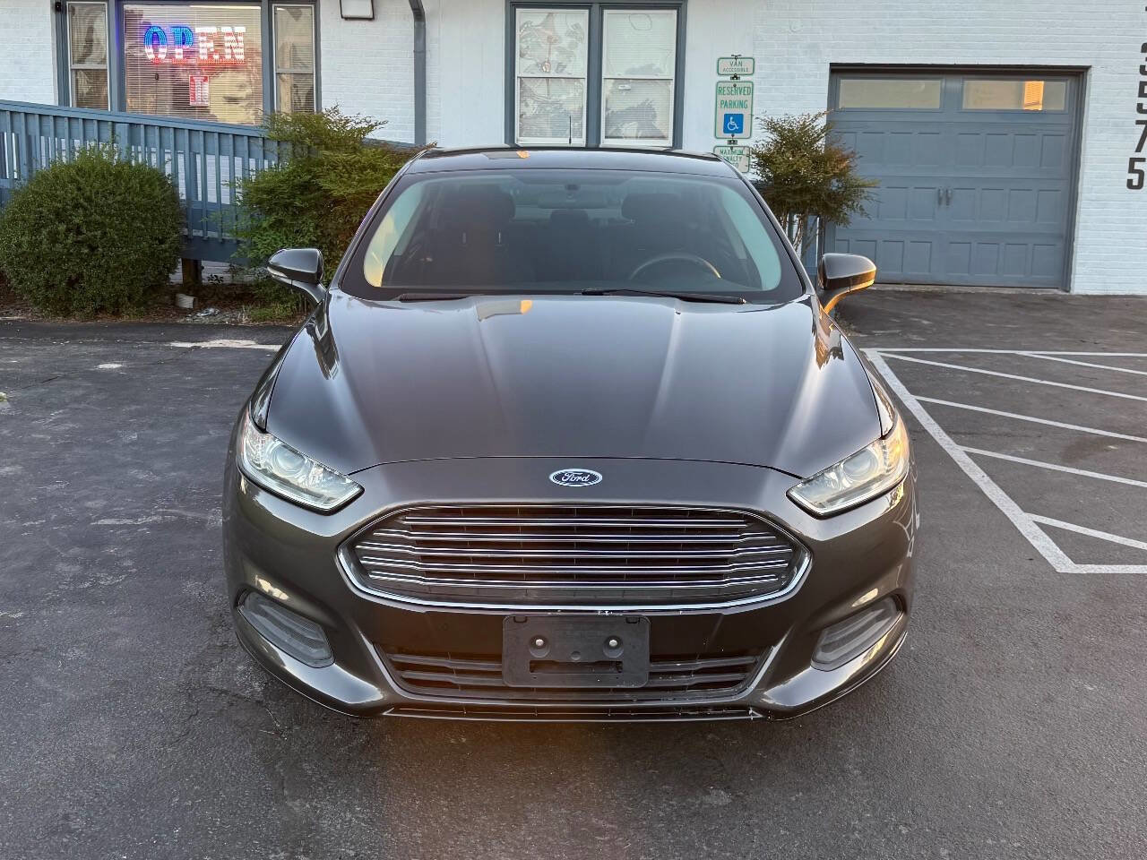 Used 2016 Ford Fusion SE FWD image 4