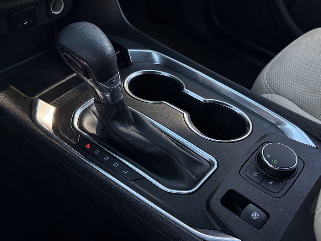 Used 2023 Chevrolet Traverse LS FWD image 18