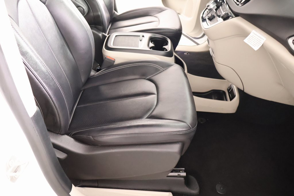 Used 2024 Chrysler Pacifica Touring-L image 14