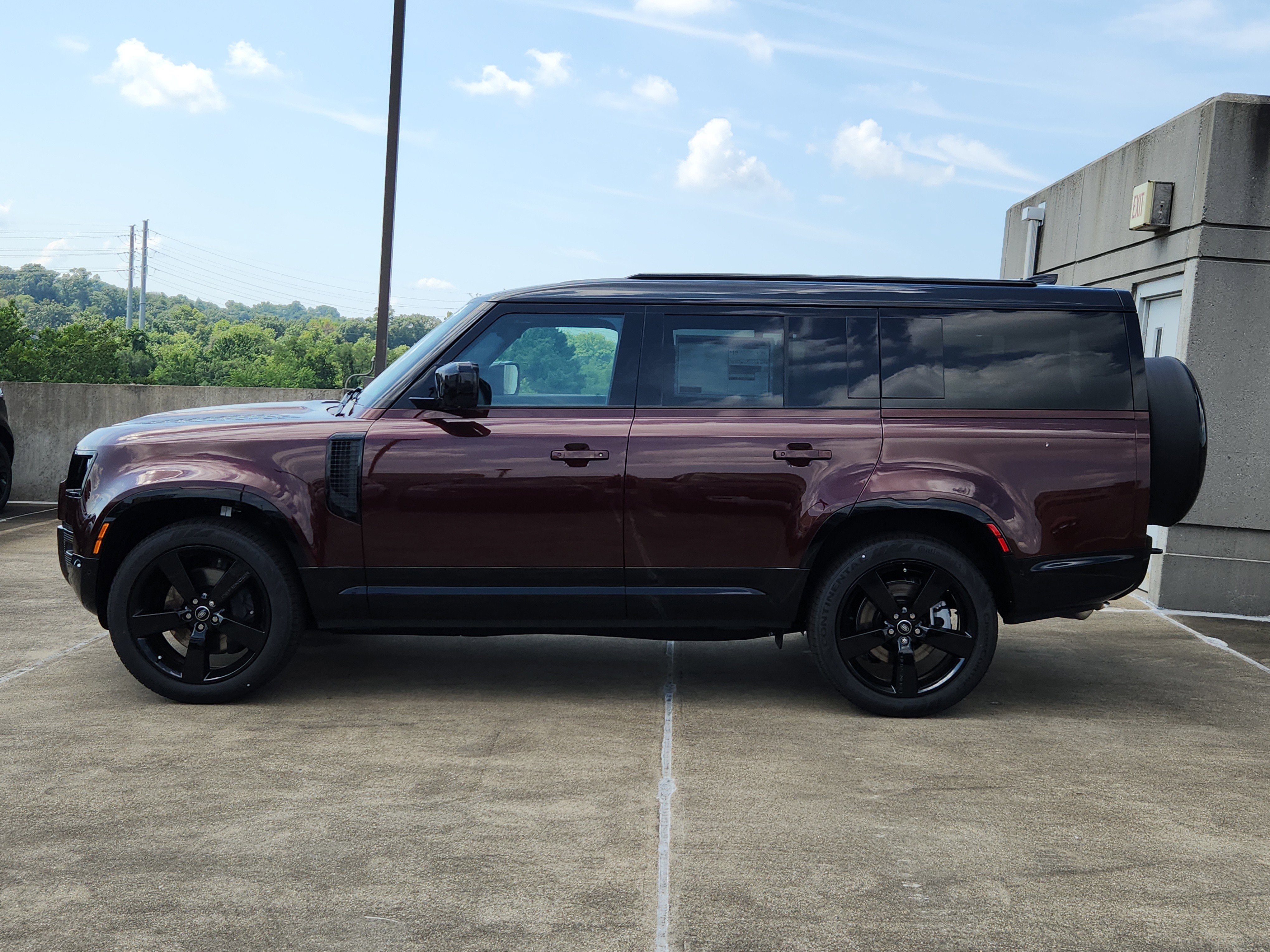 Used 2025 Land Rover Defender 130 X-Dynamic SE image 6