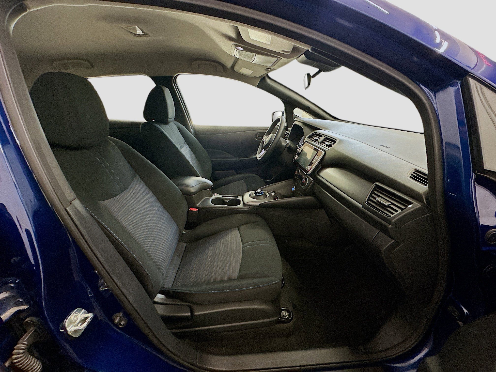 Used 2025 Nissan Leaf S image 31