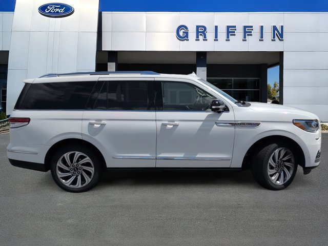 Used 2023 Lincoln Navigator Reserve RWD image 3