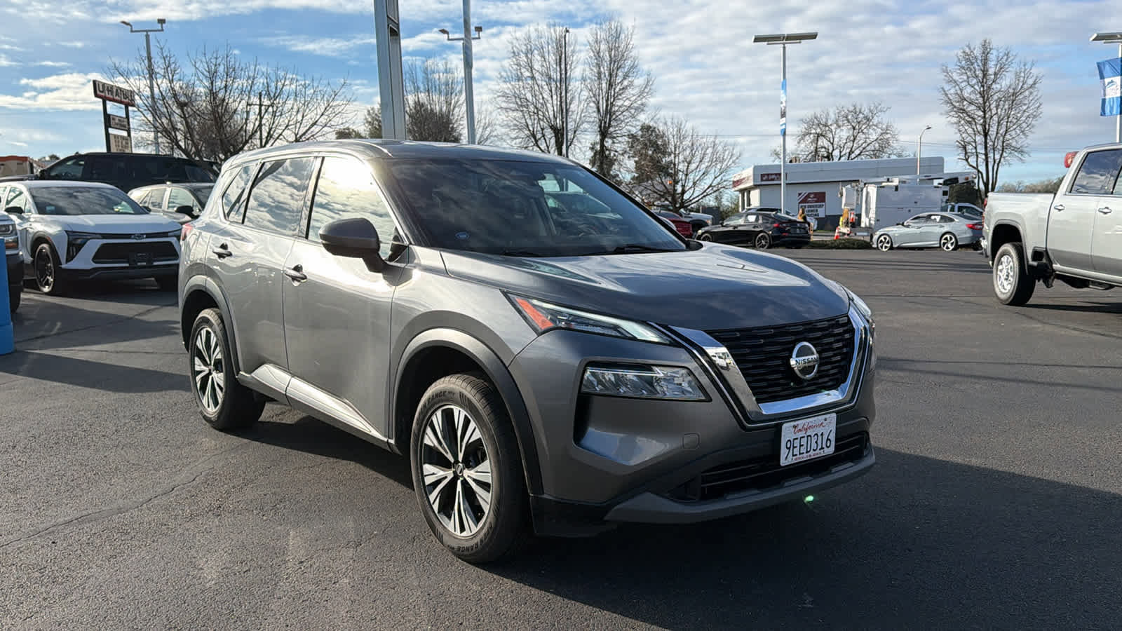 Used 2021 Nissan Rogue SV image 3