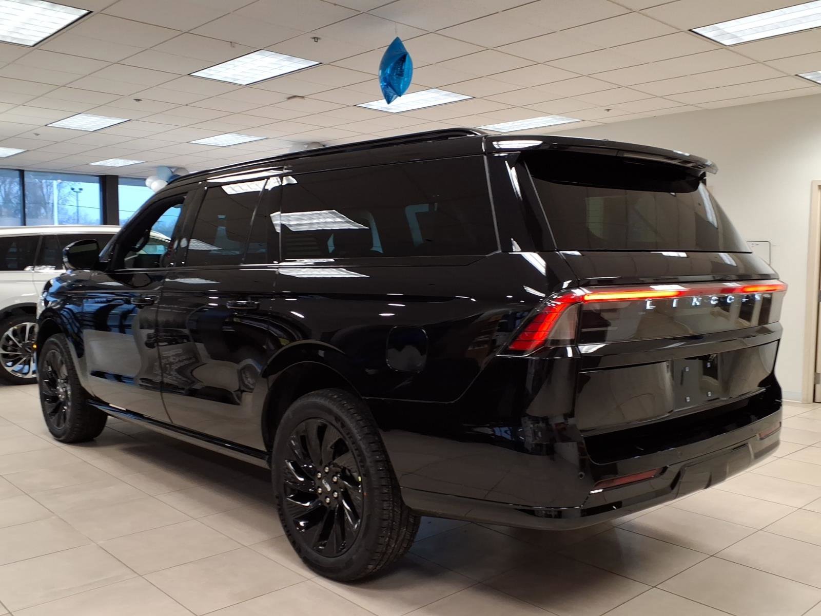 New 2026 Lincoln Navigator L Reserve w/ Jet Appearance Package AWD/4WD image 9