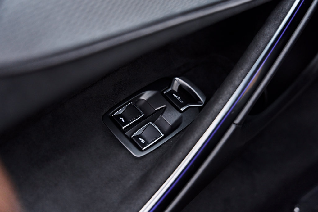 Used 2025 McLaren Artura Spider RWD image 53