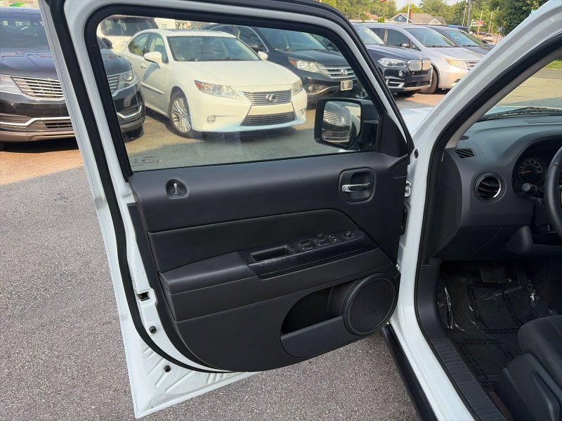 Used 2016 Jeep Patriot Latitude FWD image 8