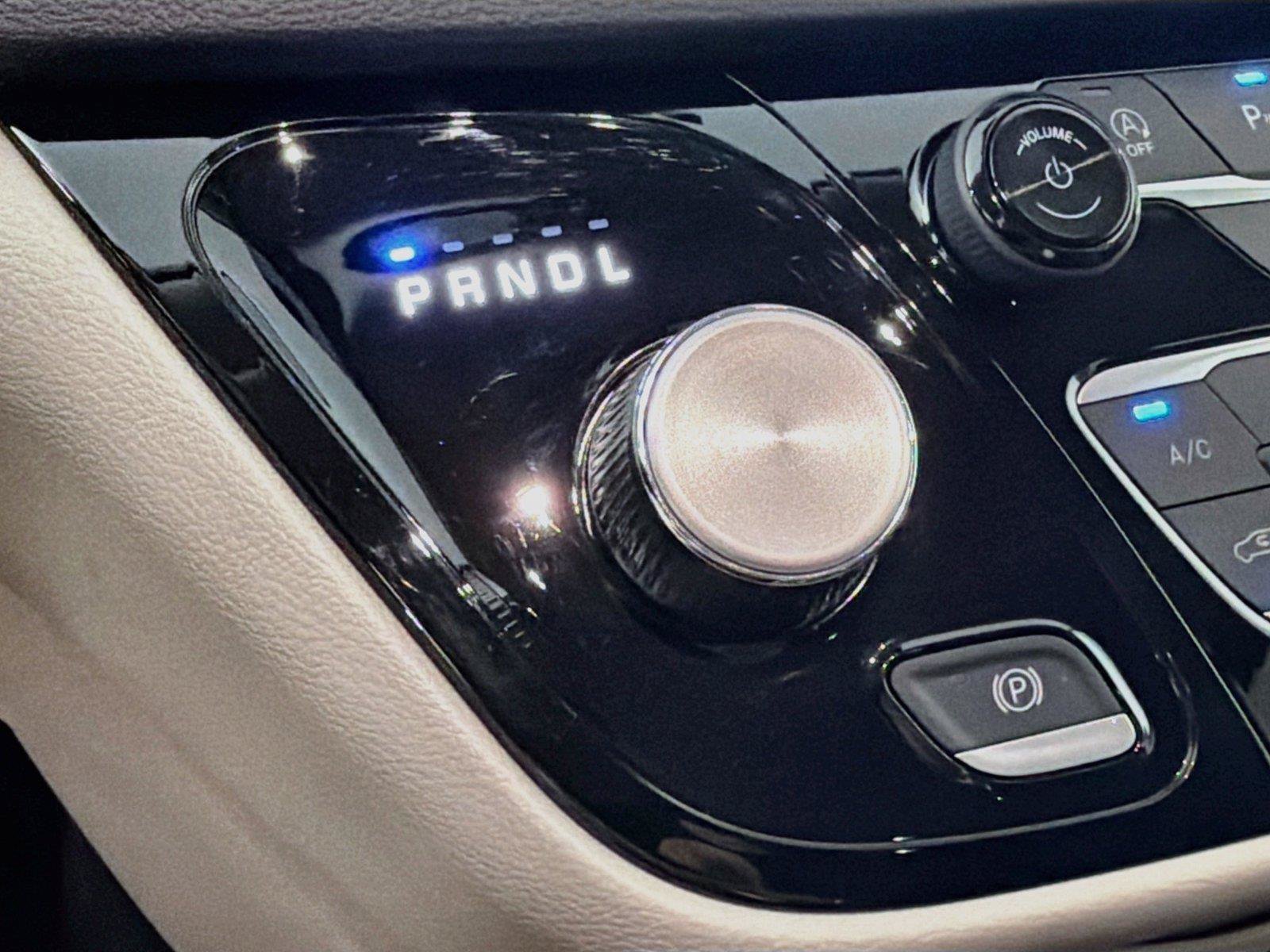 Used 2024 Chrysler Pacifica Touring-L FWD image 22