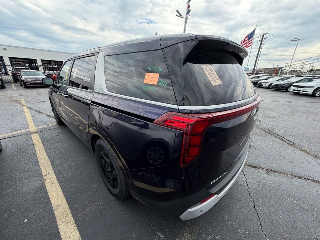 Used 2025 Kia Carnival FWD image 27