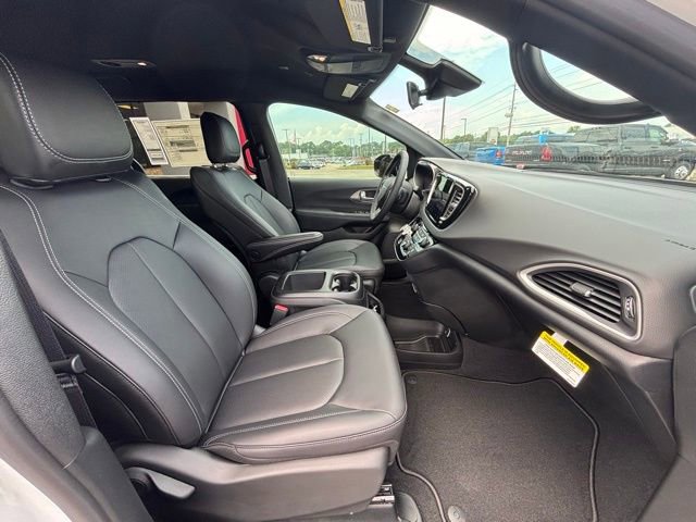 New 2026 Chrysler Voyager LX image 7