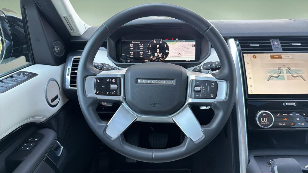 Used 2025 Land Rover Discovery S image 9