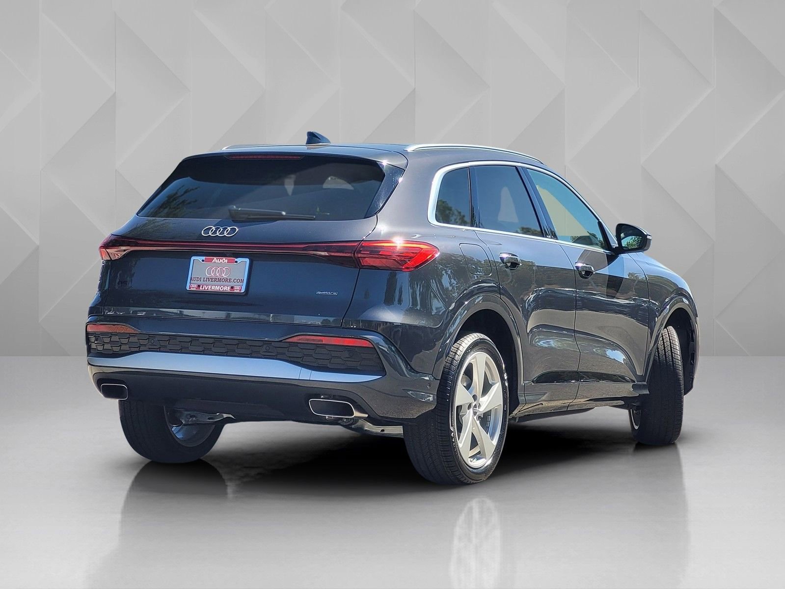 Used 2025 Audi Q5 Premium Plus w/ Premium Plus AWD/4WD image 4