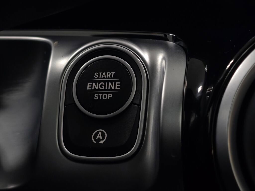 Used 2025 Mercedes-Benz GLB 250 4MATIC image 41