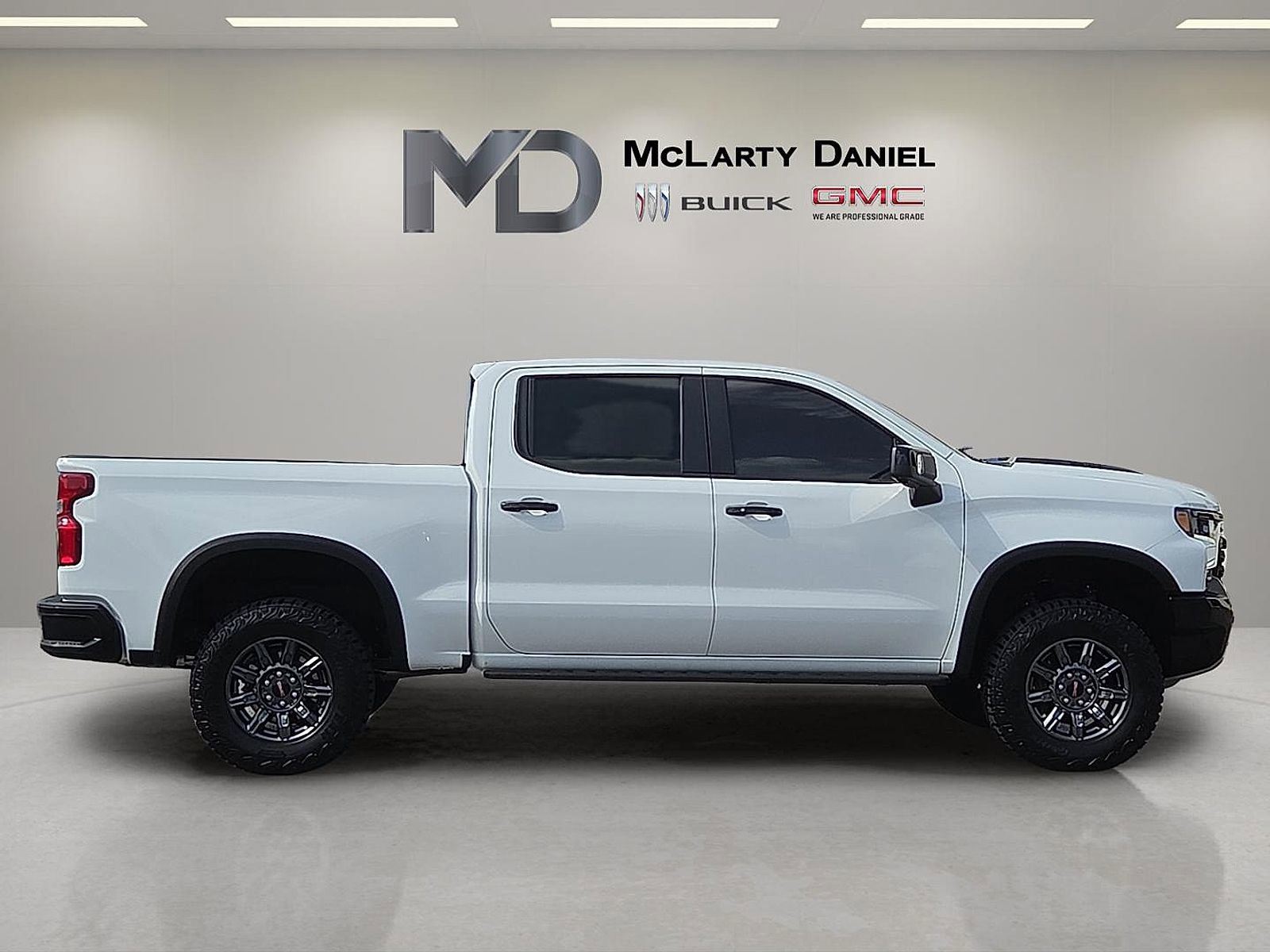Used 2025 Chevrolet Silverado 1500 ZR2 w/ Technology Package AWD/4WD image 6