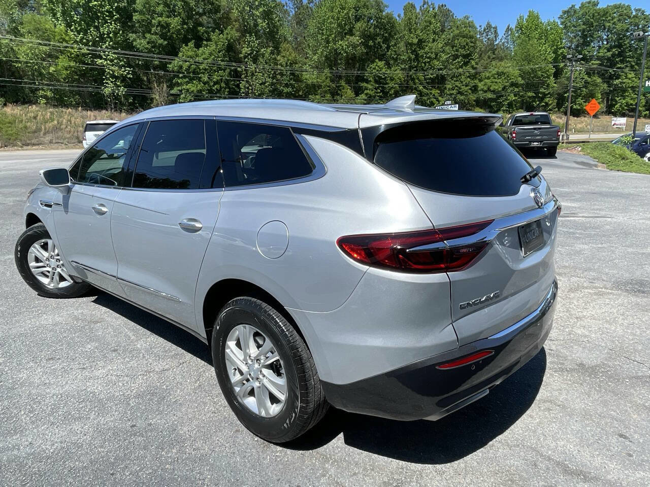 Used 2020 Buick Enclave Essence w/ Sound and Sites Package FWD image 5