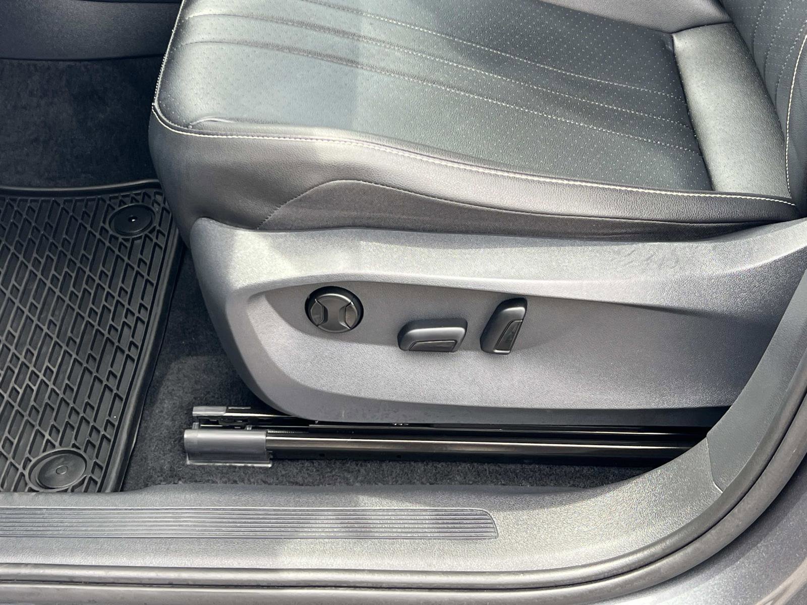 Certified 2022 Volkswagen Tiguan SE image 17