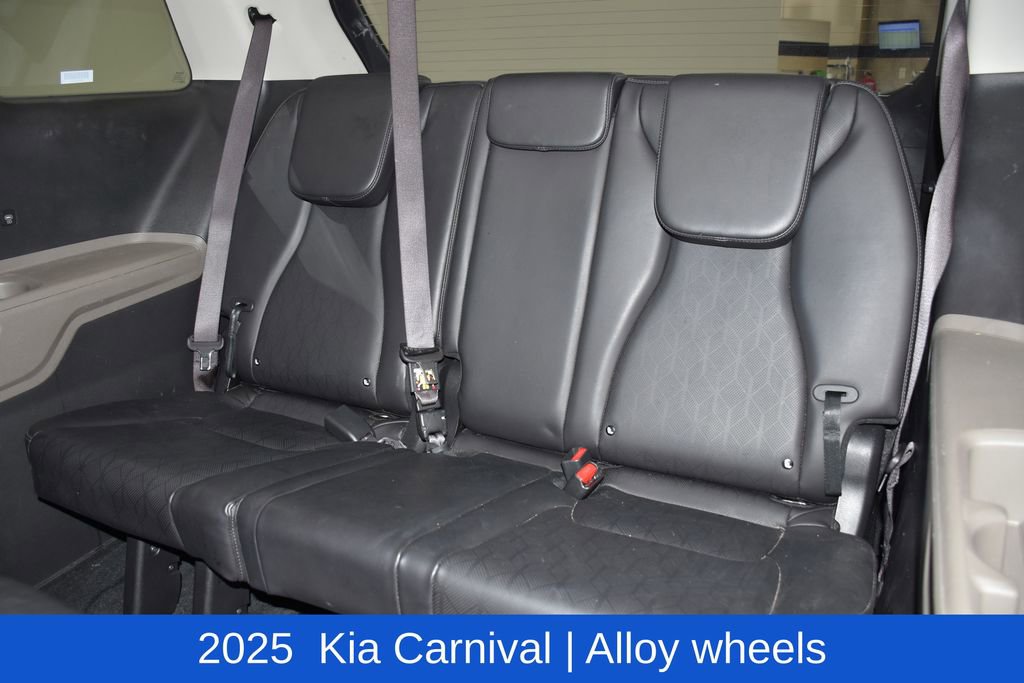 Used 2025 Kia Carnival FWD image 27