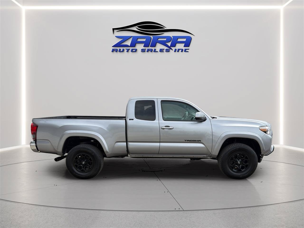 Used 2020 Toyota Tacoma SR5 w/ Blackout Package AWD/4WD image 8