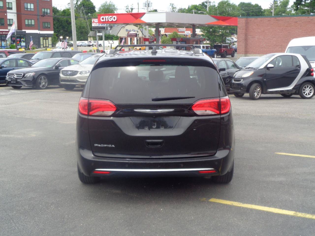 Used 2020 Chrysler Pacifica Touring-L FWD image 13