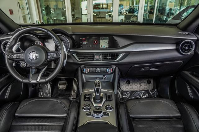 Used 2023 Alfa Romeo Stelvio Veloce AWD/4WD image 5