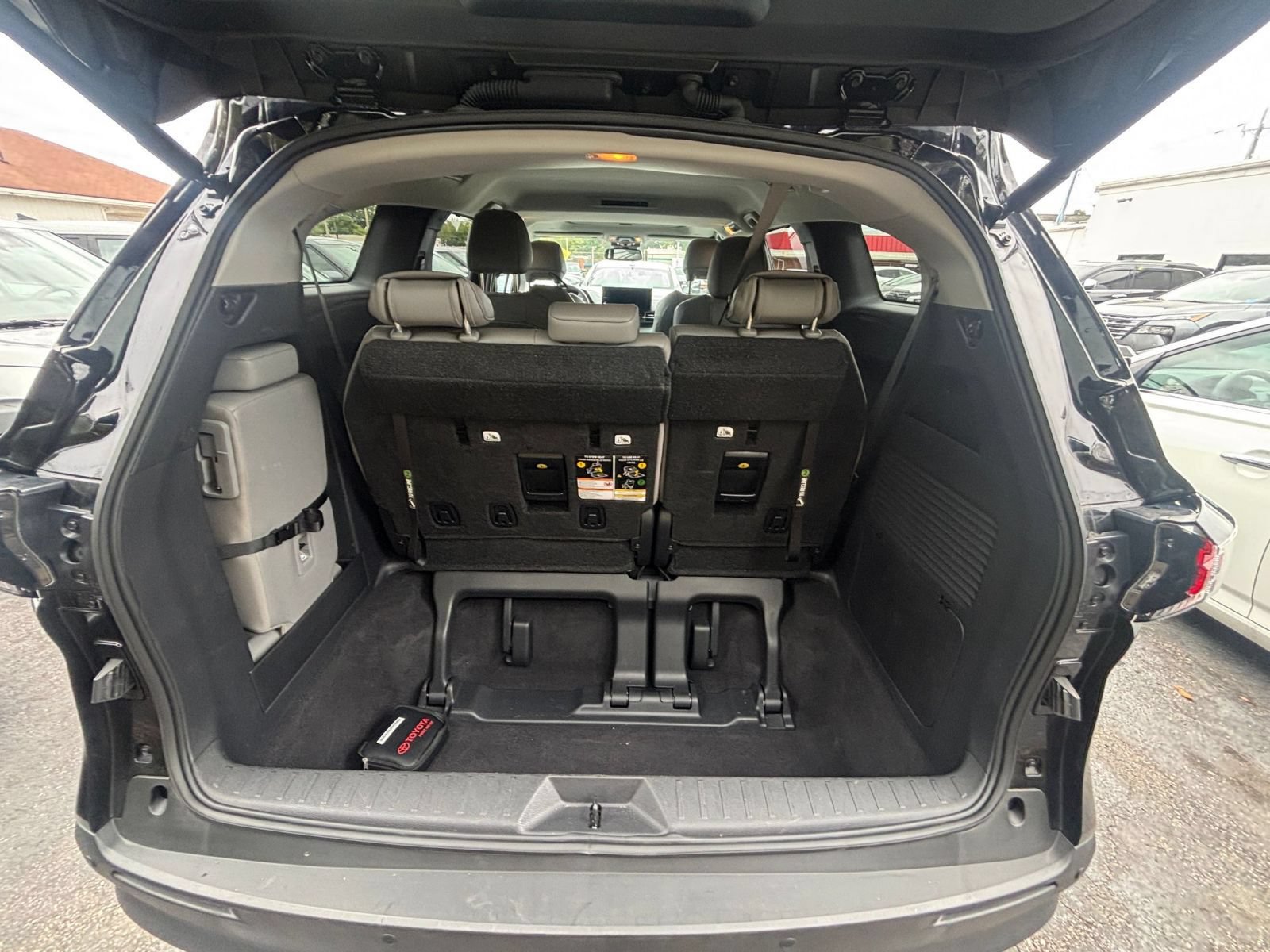 Used 2025 Toyota Sienna XLE FWD image 34