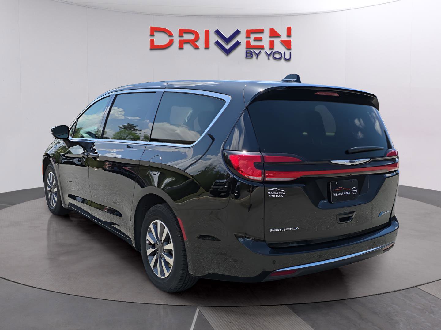 Used 2024 Chrysler Pacifica Select image 3