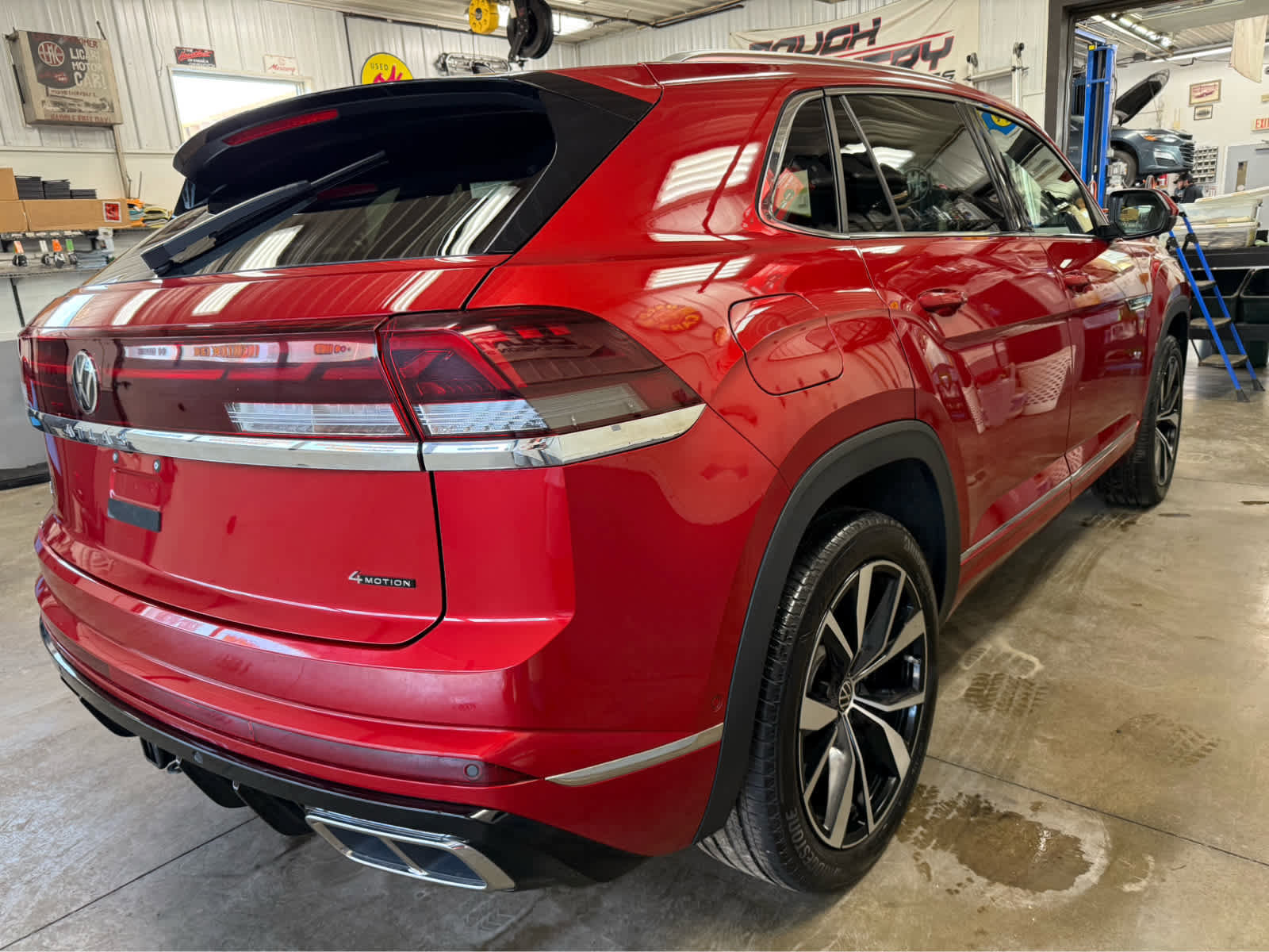 Used 2024 Volkswagen Atlas Cross Sport SEL Premium R-Line image 6