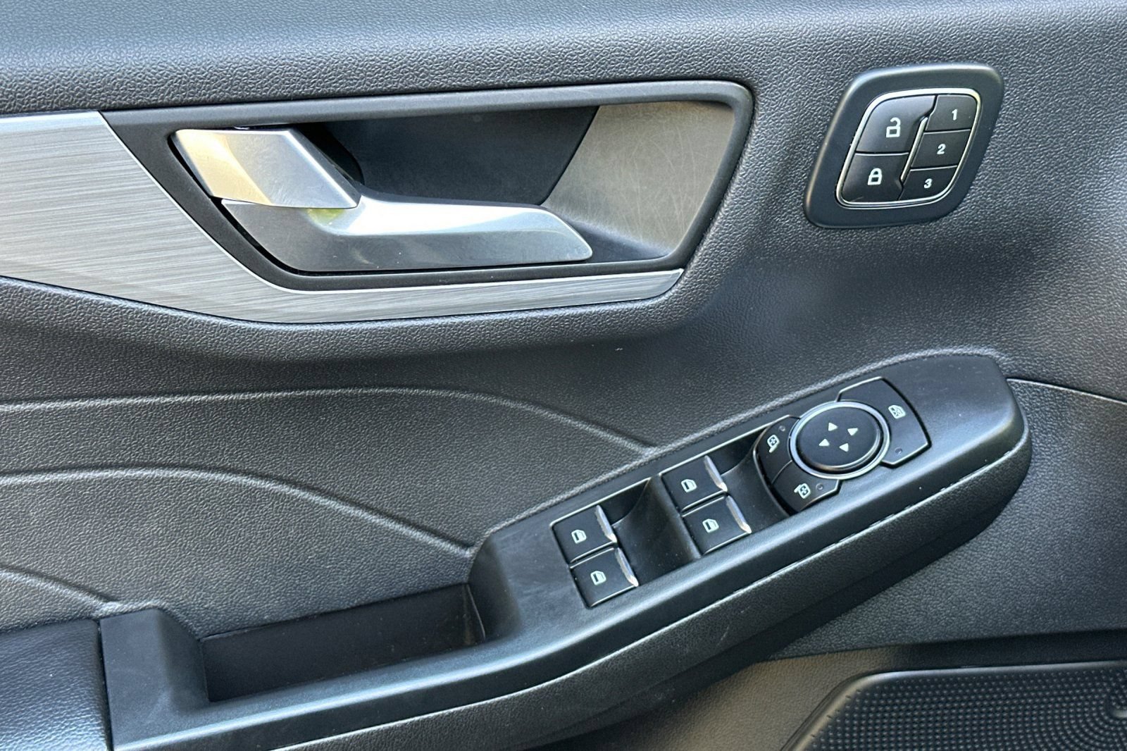 Used 2025 Ford Escape Platinum AWD/4WD image 14