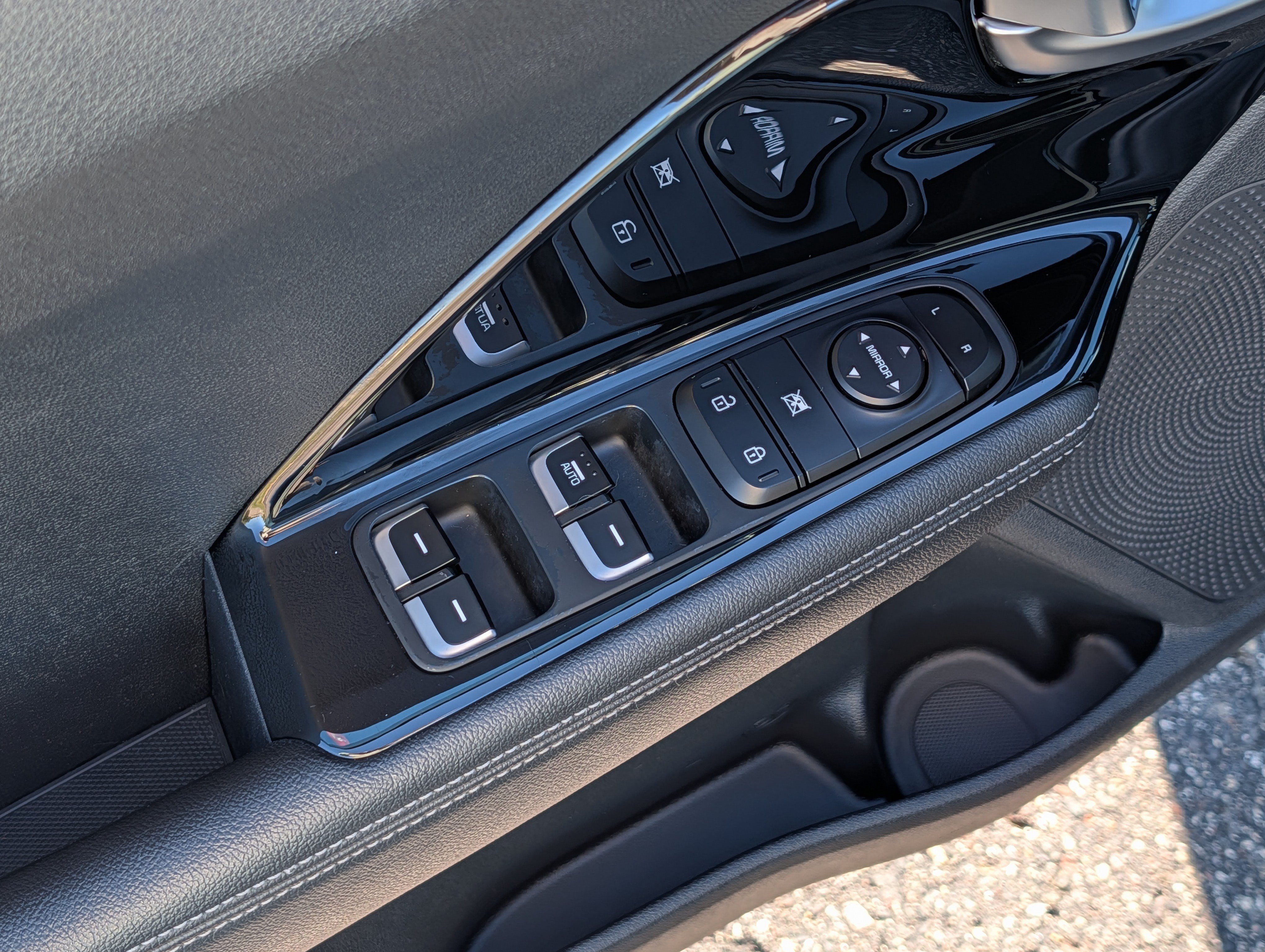Certified 2022 Kia Niro LXS w/ Digital Cluster Package FWD image 19