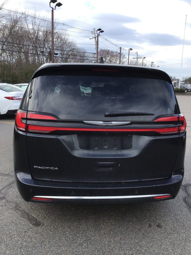 Used 2023 Chrysler Pacifica Touring-L image 4