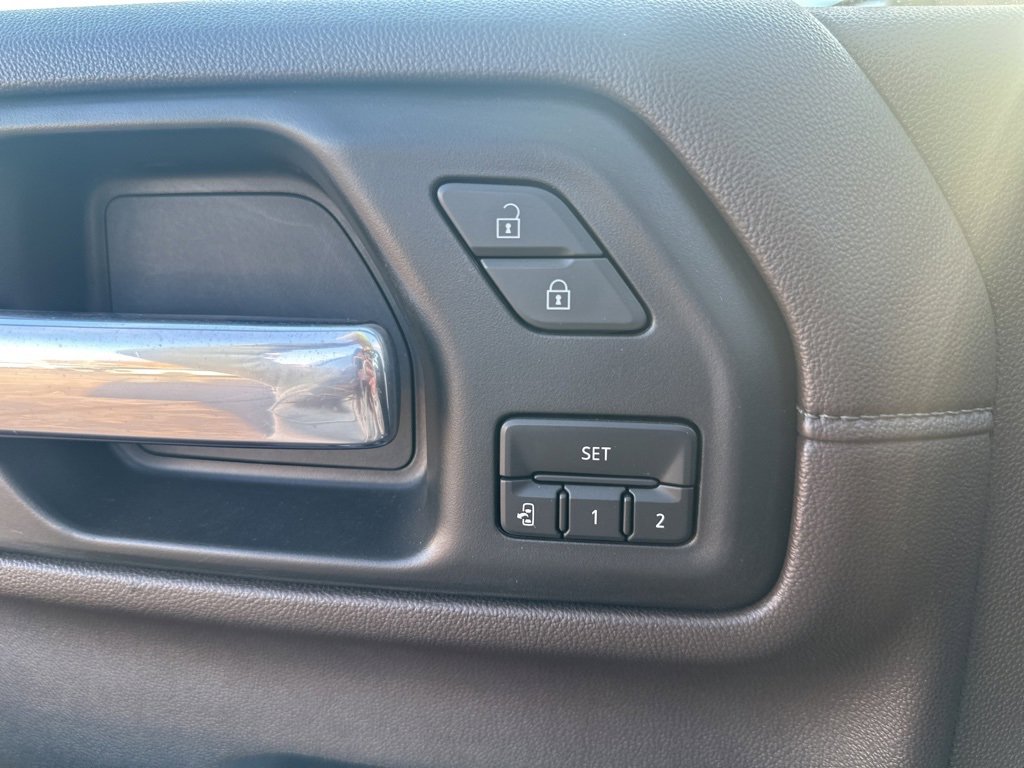 Used 2023 GMC Sierra 3500 Denali w/ Denali Ultimate Package image 15